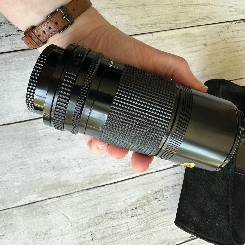 VINTAGE PREOWNED CANON LENS FD 200 MM 1:4 BLACK LENS WITH CAP AND CASE